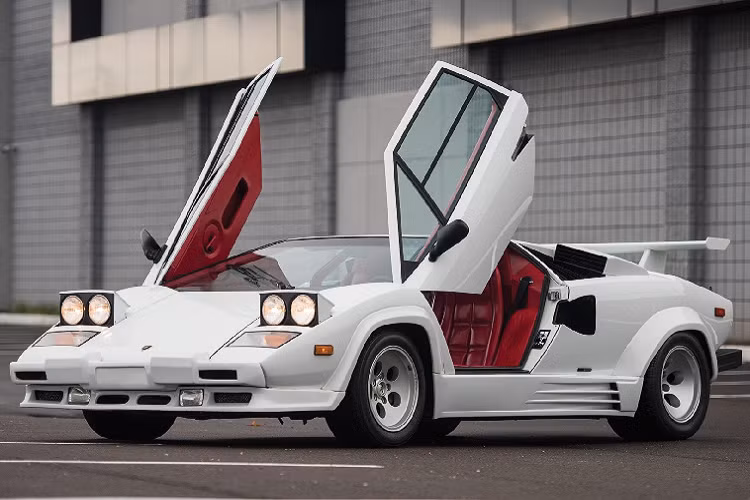 Chiếc xe đầu tiên sở hữu cửa cắt kéo: Dù không rành về xe, bạn vẫn có thể dễ dàng nhận ra một chiếc Lamborghini bởi thiết kế cửa cắt kéo (scissor doors) nổi tiếng. Chi tiết này lần đầu tiên xuất hiện trên mẫu Lamborghini Countach phiên bản thử nghiệm năm 1971.