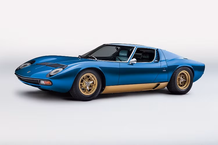 Chiếc xe có chiều cao thấp nhất: Ra mắt lần đầu tiên vào năm 1966, Lamborghini Miura khiến nhiều khách hàng thời điểm bấy giờ kinh ngạc với chiều cao chỉ 1.050 mm.