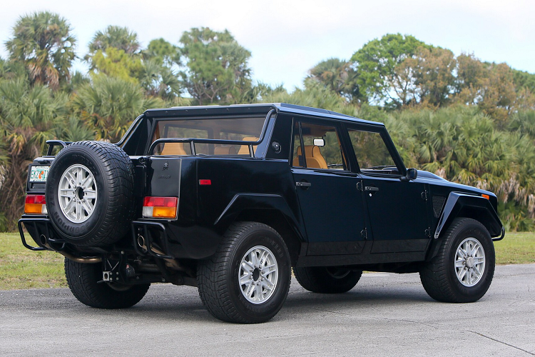 Không như những mẫu SUV đại trà khác, Lamborghini LM002 sử dụng động cơ V12 dung tích 5.2L, sản sinh công suất 540 mã lực. Trong khoảng thời gian từ năm 1986 đến năm 1992, Lamborghini chỉ sản xuất 300 chiếc LM002. Chiếc xe là nguồn cảm hứng giúp Lamborghini ra mắt dòng Urus hiện tại.