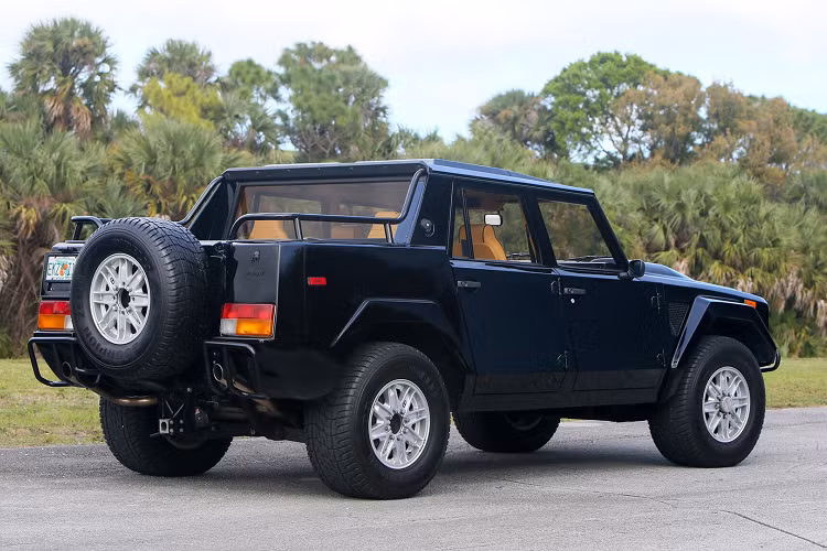 Không như những mẫu SUV đại trà khác, Lamborghini LM002 sử dụng động cơ V12 dung tích 5.2L, sản sinh công suất 540 mã lực. Trong khoảng thời gian từ năm 1986 đến năm 1992, Lamborghini chỉ sản xuất 300 chiếc LM002. Chiếc xe là nguồn cảm hứng giúp Lamborghini ra mắt dòng Urus hiện tại.