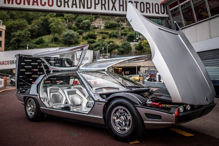 Điểm nổi bật của chiếc xe là thiết kế cửa mở cánh chim bằng chất liệu kính trong suốt. Bề mặt kính trang bị trên Marzal lên đến 4,5 mét vuông, lớn nhất trong các mẫu xe mà nhà sản xuất Lamborghini từng giới thiệu.