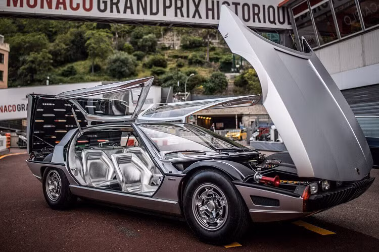 Điểm nổi bật của chiếc xe là thiết kế cửa mở cánh chim bằng chất liệu kính trong suốt. Bề mặt kính trang bị trên Marzal lên đến 4,5 mét vuông, lớn nhất trong các mẫu xe mà nhà sản xuất Lamborghini từng giới thiệu.