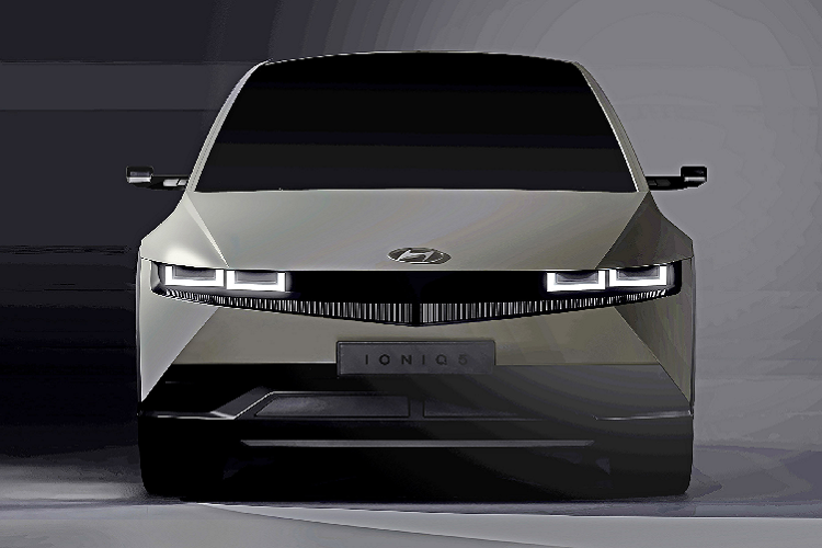 Về kích thước, Ioniq 5 có chiều dài cơ sở 3 mét và không gian chứa đồ lên đến 600 lít. Trong cabin, xe trang bị “ghế ngả hoàn toàn và bệ điều khiển trung tâm di động”. Các trang bị nổi bật khác bao gồm màn hình kỹ thuật số 12,3 inch và màn hình HUD 44 inch với tính năng tương tác thực tế ảo.