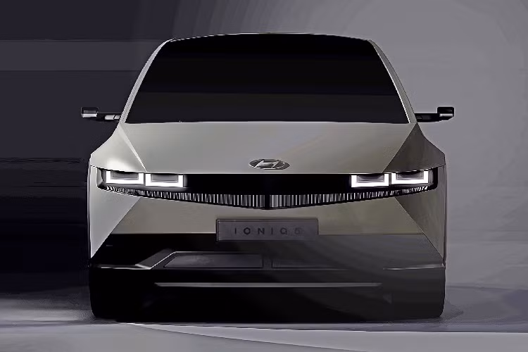 Về kích thước, Ioniq 5 có chiều dài cơ sở 3 mét và không gian chứa đồ lên đến 600 lít. Trong cabin, xe trang bị “ghế ngả hoàn toàn và bệ điều khiển trung tâm di động”. Các trang bị nổi bật khác bao gồm màn hình kỹ thuật số 12,3 inch và màn hình HUD 44 inch với tính năng tương tác thực tế ảo.