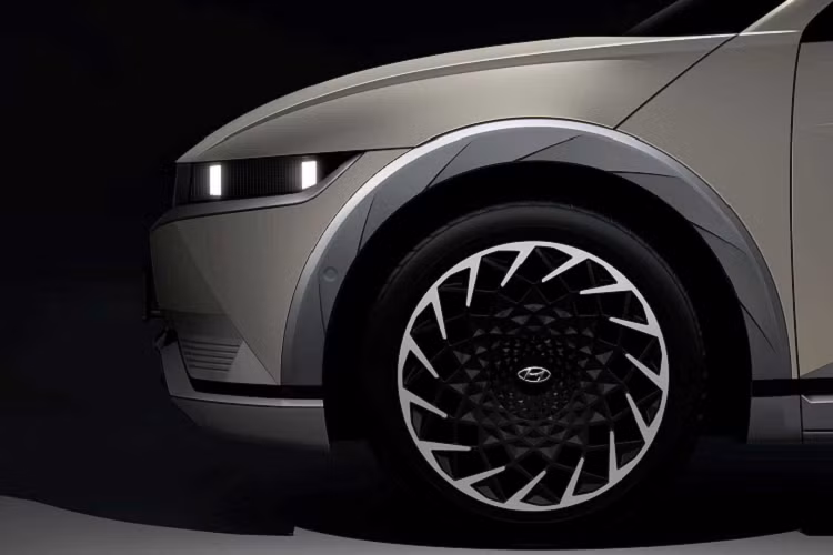 Ngoài ra, nền tảng này sở hữu thêm công nghệ sạc 2 chiều với tính năng Vehicle To Load (V2L) cho phép người dùng biến chiếc xe thành một máy phát điện dự phòng công suất 3,5 kW.