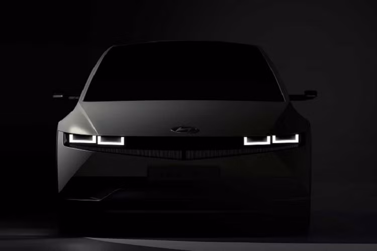 Dẫn lời từ Motor1, trang web ôtô của Mỹ đã tìm thấy các thông số kỹ thuật liên quan tới Ioniq 5 trong một tài liệu thuyết trình gửi cho đại lý. Mặc dù chưa có thông tin xác nhận chính thức từ hãng, khách hàng có thể sẽ phấn khích với những gì mà Hyundai Ioniq 5 2022 mới mang lại.