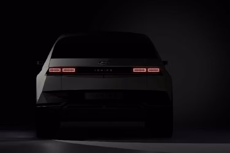 Hyundai Ioniq 5 chạy điện hỗ trợ sạc nhanh DC lên đến 232 kW, có nghĩa là có thể đạt đến trạng thái 80% chỉ trong 18 phút. Được xây dựng trên Nền tảng mô-đun toàn cầu điện (E-GMP), Ioniq 5 có công nghệ đa sạc cho phép người dùng sạc DC 400 volt và 800 volt hoặc sạc AC chậm hơn với nguồn điện tiêu chuẩn 240 volt.