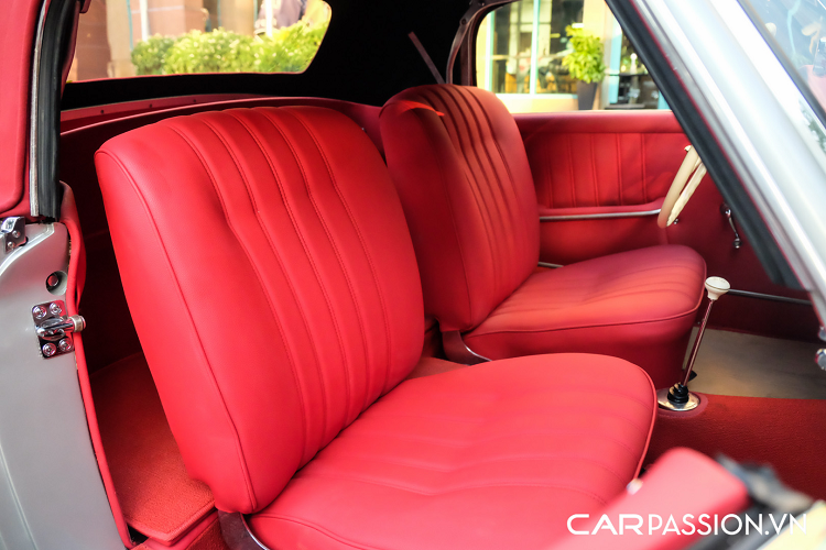 Điểm nhấn trên phần thân xe không thể không kể đến bộ mui xếp có màu đỏ vô cùng nổi bật, mui xe có thể mở hoặc gập bằng tay một cách dễ dàng. Ngoài ra, Mercedes-Benz còn cung cấp cho các khách hàng khi mua 190SL với tuỳ chọn mui cứng có thể tháo rời tuy nhiên lại không có được sự cơ động như phần mui xếp. Bộ mui màu đỏ rực và lớp sơn bạc thời thượng chính là sự kết hợp hoàn hảo thu hút không ít ánh mắt tò mò mỗi khi xe lăn bánh trên đường phố Sài Gòn.