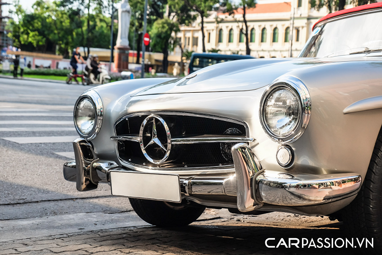 Mẫu xe mui trần được sản xuất từ giai đoạn tháng 5/1955 đến tháng 2/1963, nguyên mẫu đầu tiên của 190SL được Mercedes-Benz trình làng tại New York Auto Show 1954. Đây là mẫu xe được xem như phiên bản thể thao giá rẻ nằm dưới chiếc Mercedes-Benz 300SL Roadster huyền thoại. Mặc dù đã có tuổi đời lên đến hơn 60 năm nhưng thiết kế ngoại thất của dòng 190SL vẫn mang một vẻ đẹp bất tận và tinh tế.