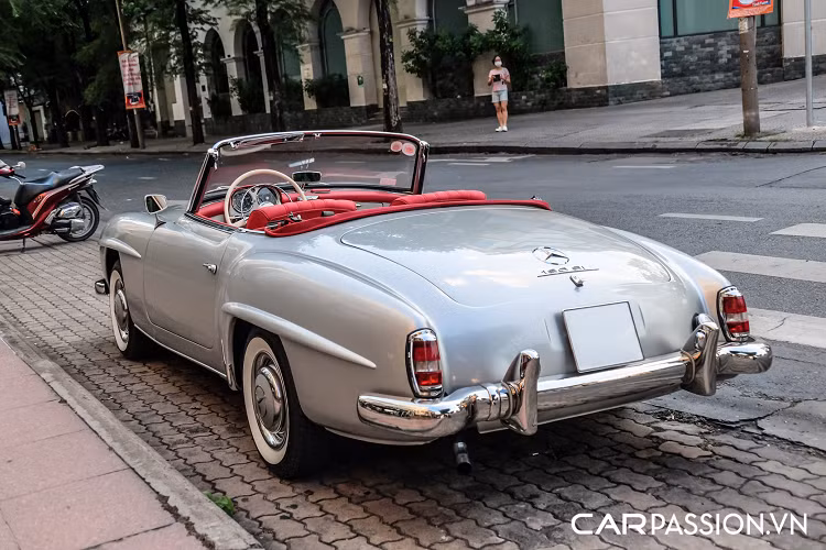 Cản trước của mẫu xe cổ độc đáo sở hữu lưới tản nhiệt nan ngang với logo ngôi sao ba cánh bằng kim loại, phía sau là bộ kèn mới của thương hiệu Bosch vừa được chủ xe thay mới cách đây chưa lâu. Cản va trước và sau xe được đánh bóng lại trông không khác gì một chiếc xe vừa xuất xưởng. Cụm đèn pha tròn được viền chrome và đèn xi-nhan đặt phía bên dưới. Nắp ca-pô của Mercedes-Benz 190SL được dập gân nổi uốn lượn và có kiểu mở ngược khá thú vị.