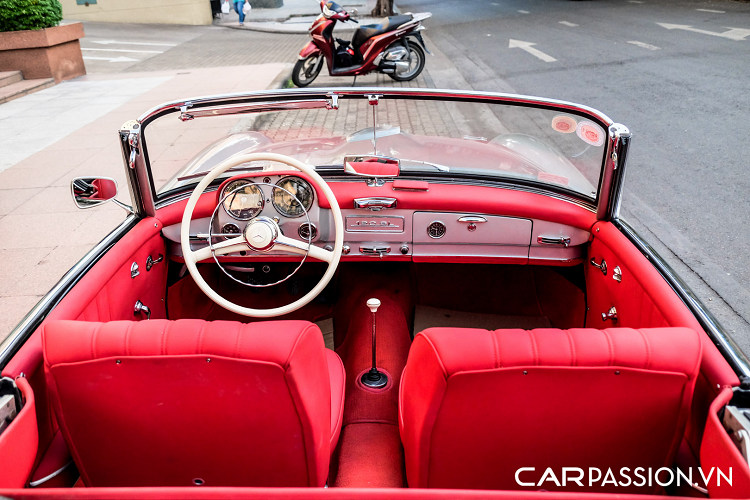 So với những chiếc ôtô ngày nay, Mercedes-Benz 190SL có phần nhỏ bé hơn về kích thước tổng thể. Mẫu xe mui trần có số đo “ba vòng” khiêm tốn khi chiều dài x rộng x cao lần lượt chỉ là 4.290 x 1.740 x 1.320 mm, trục cơ sở dài 2.400 mm và nặng 1.160 kg. Khu vực các hốc bánh xe gây ấn tượng với những đường gân mạnh mẽ và ốp sườn xe bằng kim loại. Xe sử dụng bộ mâm đậm chất cổ điển được mạ chrome sáng bóng, kết hợp với bộ lốp BF Goodrich viền trắng có giá 2.500 USD tạo cho xe vẻ ngoài đầy kiêu sa.