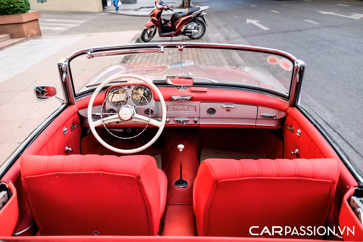 So với những chiếc ôtô ngày nay, Mercedes-Benz 190SL có phần nhỏ bé hơn về kích thước tổng thể. Mẫu xe mui trần có số đo “ba vòng” khiêm tốn khi chiều dài x rộng x cao lần lượt chỉ là 4.290 x 1.740 x 1.320 mm, trục cơ sở dài 2.400 mm và nặng 1.160 kg. Khu vực các hốc bánh xe gây ấn tượng với những đường gân mạnh mẽ và ốp sườn xe bằng kim loại. Xe sử dụng bộ mâm đậm chất cổ điển được mạ chrome sáng bóng, kết hợp với bộ lốp BF Goodrich viền trắng có giá 2.500 USD tạo cho xe vẻ ngoài đầy kiêu sa.