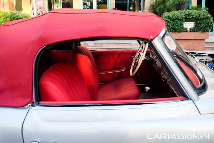 Về tổng thể, Mercedes-Benz 190SL và 300SL có thiết kế khá tương đồng. Hãng xe hơi nước Đức đã cố gắng tái hiện lại diện mạo của chiếc 300SL Roadster trên nền tảng khung gầm dòng sedan W121 cỡ nhỏ - người tiền nhiệm của thế hệ E-Class ngày nay. Nhằm giảm thiểu tối đa chi phí sản xuất, 190SL không sử dụng kết cấu khung thép ống dạng không gian siêu nhẹ như trên 300SL Roadster nhưng vẫn được trang bị các công nghệ tiên tiến hàng đầu lúc bấy giờ như: hệ thống treo hoàn toàn độc lập, hệ thống xương đòn kép ở phía trước và trục xoay ở phía sau.