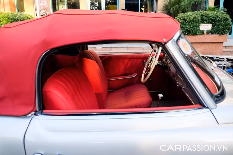 Về tổng thể, Mercedes-Benz 190SL và 300SL có thiết kế khá tương đồng. Hãng xe hơi nước Đức đã cố gắng tái hiện lại diện mạo của chiếc 300SL Roadster trên nền tảng khung gầm dòng sedan W121 cỡ nhỏ - người tiền nhiệm của thế hệ E-Class ngày nay. Nhằm giảm thiểu tối đa chi phí sản xuất, 190SL không sử dụng kết cấu khung thép ống dạng không gian siêu nhẹ như trên 300SL Roadster nhưng vẫn được trang bị các công nghệ tiên tiến hàng đầu lúc bấy giờ như: hệ thống treo hoàn toàn độc lập, hệ thống xương đòn kép ở phía trước và trục xoay ở phía sau.