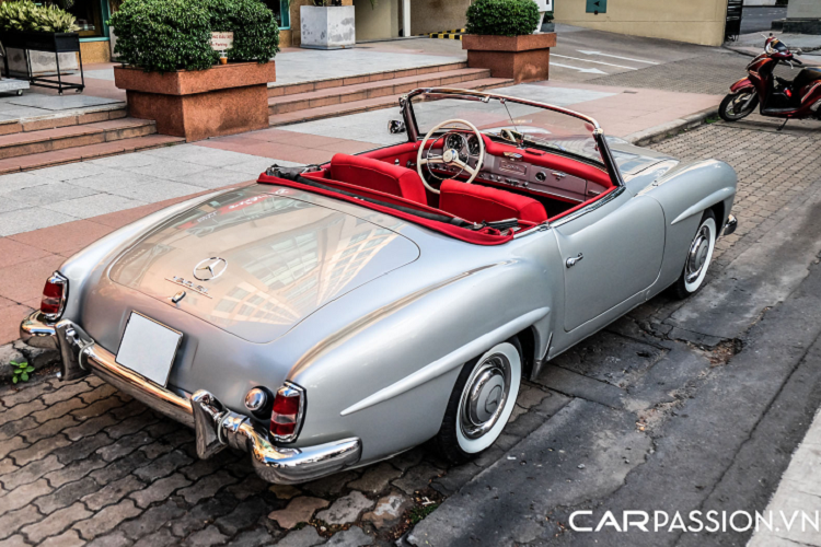 Điển hình nhất là vị chủ nhân của chiếc Mercedes-Benz 190SL hàng hiếm xuất hiện trong bài viết, anh là một người có niềm đam mê mãnh liệt với xe cộ và sở hữu một bộ sưu tập gồm những tên tuổi hàng đầu trên thế giới. Mới đây nhất, mẫu xe cổ "hàng hiếm" tại Việt Nam đã bất ngờ được chủ nhân lựa chọn để dạo phố, trước đó rất khó để bắt gặp chiếc 190SL với lớp sơn bạc này lăn bánh trên đường phố Sài thành. Theo chia sẻ của chủ xe, Việt Nam hiện đang có khoảng 3 chiếc Mercedes-Benz 190SL.