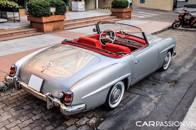 Điển hình nhất là vị chủ nhân của chiếc Mercedes-Benz 190SL hàng hiếm xuất hiện trong bài viết, anh là một người có niềm đam mê mãnh liệt với xe cộ và sở hữu một bộ sưu tập gồm những tên tuổi hàng đầu trên thế giới. Mới đây nhất, mẫu xe cổ "hàng hiếm" tại Việt Nam đã bất ngờ được chủ nhân lựa chọn để dạo phố, trước đó rất khó để bắt gặp chiếc 190SL với lớp sơn bạc này lăn bánh trên đường phố Sài thành. Theo chia sẻ của chủ xe, Việt Nam hiện đang có khoảng 3 chiếc Mercedes-Benz 190SL.