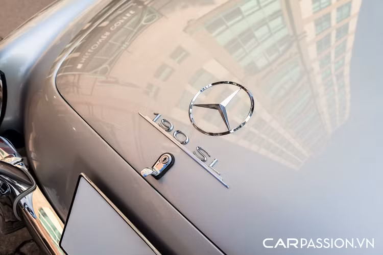 Nằm bên dưới nắp ca-pô Mercedes-Benz 190SL là khối động cơ 4 xy-lanh thẳng hàng SOHC có dung tích 1.9 lít đã được cắt bỏ đi 2 xy-lanh so với chi tiết trên chiếc 300SL. Cỗ máy này có khả năng sản sinh công suất tối đa 104 mã lực và mô men xoắn cực đại đạt mức 142 Nm.