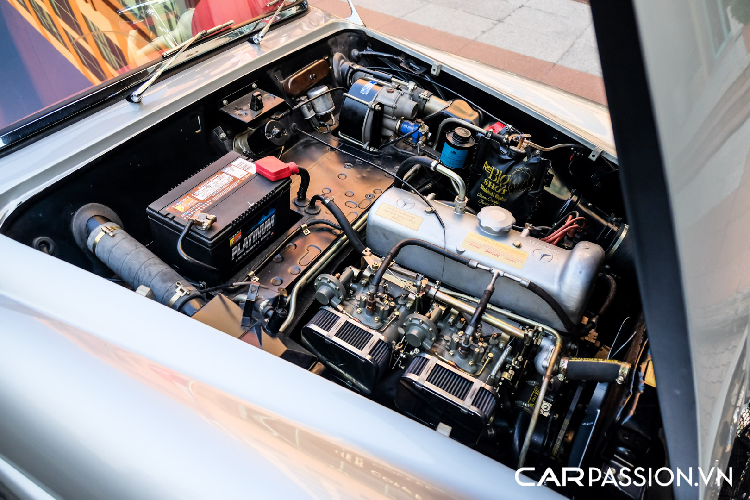 Đuôi xe được vuốt dài quyến rũ, cụm đèn hậu đặt dọc, tên xe và logo của Mercedes-Benz được đính trên cốp xe. Nắp xăng nằm bên phía tay phải và bình nhiên liệu trên xe có dung tích 65 lít. Một số điểm nổi bật trên 190SL bao gồm: kính chắn gió thể thao Perspex chuyên dành cho xe đua, xe chỉ có 1 gương chiếu hậu nằm bên phía người lái, cửa bọc nhôm,...