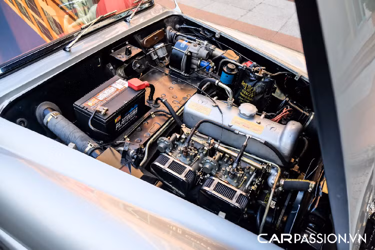 Đuôi xe được vuốt dài quyến rũ, cụm đèn hậu đặt dọc, tên xe và logo của Mercedes-Benz được đính trên cốp xe. Nắp xăng nằm bên phía tay phải và bình nhiên liệu trên xe có dung tích 65 lít. Một số điểm nổi bật trên 190SL bao gồm: kính chắn gió thể thao Perspex chuyên dành cho xe đua, xe chỉ có 1 gương chiếu hậu nằm bên phía người lái, cửa bọc nhôm,...