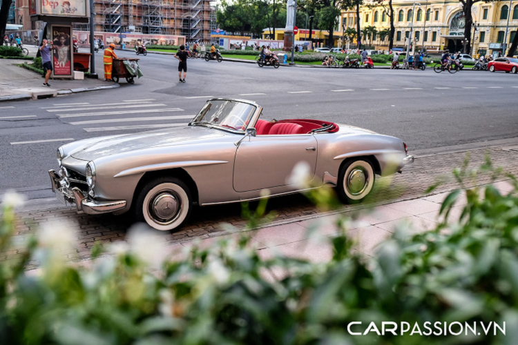 Tiến vào bên trong, toàn bộ khoang nội thất được bọc da sử dụng tông màu đỏ làm chủ đạo. Vô-lăng trên xe có dạng 2 chấu đơn giản, ghế ngồi tạo cảm giác khá thoải mái và thảm lót sàn đồng màu nội thất. Phía sau vô-lăng là bảng đồng hồ cơ được bố trí hài hoà, không gây rối mắt cho người lái. Đa phần các chi tiết bên trong cabin đều được làm từ kim loại tạo cảm giác xa xỉ cho hành khách ngồi trong, khu vực ghế phụ được bổ sung một chiếc đồng hồ cơ và hộc để đồ nhỏ