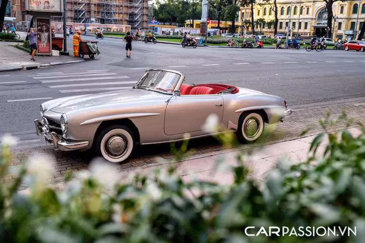 Tiến vào bên trong, toàn bộ khoang nội thất được bọc da sử dụng tông màu đỏ làm chủ đạo. Vô-lăng trên xe có dạng 2 chấu đơn giản, ghế ngồi tạo cảm giác khá thoải mái và thảm lót sàn đồng màu nội thất. Phía sau vô-lăng là bảng đồng hồ cơ được bố trí hài hoà, không gây rối mắt cho người lái. Đa phần các chi tiết bên trong cabin đều được làm từ kim loại tạo cảm giác xa xỉ cho hành khách ngồi trong, khu vực ghế phụ được bổ sung một chiếc đồng hồ cơ và hộc để đồ nhỏ