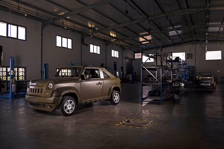 Video từ Business Insider cho biết rằng một chiếc Toyota Corolla mới có thể có giá khởi điểm hơn 30.000 USD tại quốc gia châu Phi này. Ngay cả một chiếc xe đã qua sử dụng như Ford Fiesta cũng thường đắt gấp đôi giá ở Mỹ. Nhưng 13.000 USD thì giúp bạn có được gì? Đó là một chiếc ôtô “trơ xương” được thiết kế để giúp giải quyết một vấn đề cụ thể, vậy nên nó thiếu những tính năng thông thường mà chúng ta mong đợi ở những chiếc xe mới ngày nay.