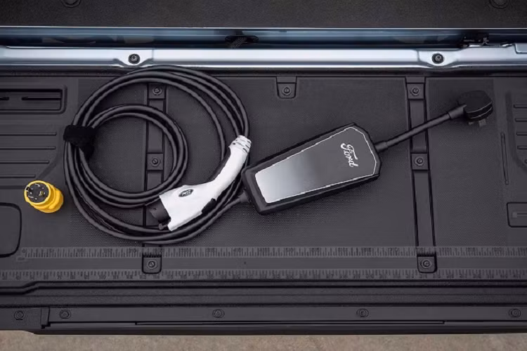 Theo chia sẻ từ hãng xe Mỹ, bộ sạc này có thể cung cấp cho Mustang Mach-E tiêu chuẩn phạm vi di chuyển lên đến 20 dặm (~ 32,2 km) trong một giờ sạc. Tương tự với Ford F-150 Lightning là 13 dặm (~ 21 km) và E-Transit là 10 dặm (~ 16 km).