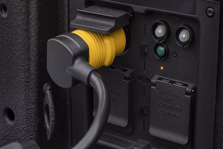 Thông số được Ford đưa ra có thể không đáng kể và không thể giúp một chiếc xe điện di chuyển quãng đường xa. Thế nhưng, hệ thống Pro Power Onboard có mặt trên Ford F-150 Lightning lại có thể “cứu cánh” những chiếc xe điện đã hết sạch pin, giúp chủ xe tìm được một nguồn điện dân dụng hoặc trạm sạc gần đó.