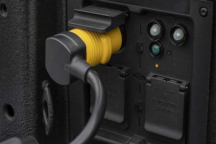 Thông số được Ford đưa ra có thể không đáng kể và không thể giúp một chiếc xe điện di chuyển quãng đường xa. Thế nhưng, hệ thống Pro Power Onboard có mặt trên Ford F-150 Lightning lại có thể “cứu cánh” những chiếc xe điện đã hết sạch pin, giúp chủ xe tìm được một nguồn điện dân dụng hoặc trạm sạc gần đó.