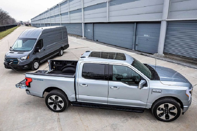 Dù không được trang bị hệ thống Pro Power Onboard mới với khả năng sạc cho một chiếc xe điện khác thì Ford F-150 Lightning hoàn toàn mới vẫn thể hiện được tính hữu dụng tuyệt vời với Intelligent Backup Power.