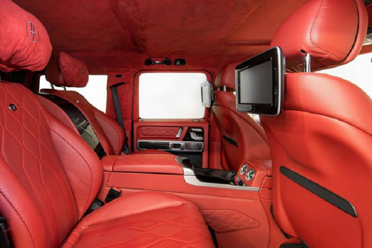 Hàng ghế thứ hai đã được thay bằng các ghế thuyền trưởng cao cấp, đồng thời bổ sung bảng điều khiển trung tâm mới ở giữa kèm bàn sạc không dây và khoang để đồ.