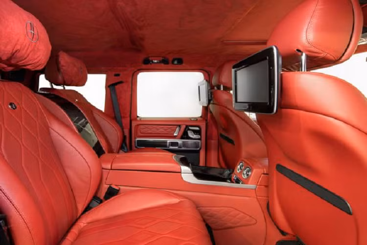 Hàng ghế thứ hai đã được thay bằng các ghế thuyền trưởng cao cấp, đồng thời bổ sung bảng điều khiển trung tâm mới ở giữa kèm bàn sạc không dây và khoang để đồ.