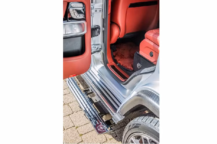 Hofele cho biết việc sửa đổi lại hàng ghế thứ hai giúp người ngồi phía sau có thêm 10 cm chỗ để chân. Bên cạnh đó, những chiếc ghế mới cũng có đủ các chức năng hiện đại gồm chỉnh điện với cài đặt bộ nhớ, sưởi, thông gió và ngả sâu.