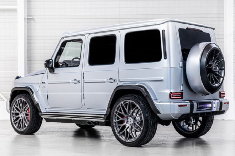 Để nâng cao hơn nữa sự thoải mái đối với hành khách của hàng ghế thứ hai, Hofele đã thiết kế lại cửa sau để cửa có thể mở rộng hơn, bậc lên xuống cũng được sửa thành kiểu toàn chiều dài chỉnh điện rất tiện.