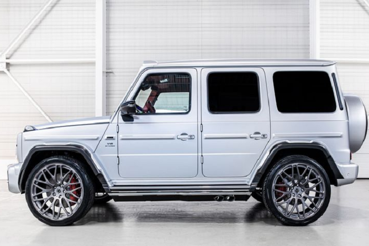 Về truyền động, Mercedes-AMG G63 mới của Hofele vẫn dùng động cơ tăng áp kép V8 4.0L nguyên bản, nhưng có lẽ sẽ uy lực hơn một chút, bởi vì xe đã được lắp đặt hệ thống xả điều khiển bằng van mới. Dự đoán mức giá xe Mercedes-AMG G63 Hofele sẽ bán ra khoảng 300.000 Euro (khoảng 8,1 tỷ đồng).