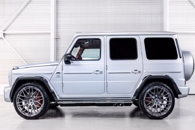 Về truyền động, Mercedes-AMG G63 mới của Hofele vẫn dùng động cơ tăng áp kép V8 4.0L nguyên bản, nhưng có lẽ sẽ uy lực hơn một chút, bởi vì xe đã được lắp đặt hệ thống xả điều khiển bằng van mới. Dự đoán mức giá xe Mercedes-AMG G63 Hofele sẽ bán ra khoảng 300.000 Euro (khoảng 8,1 tỷ đồng).