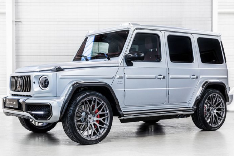 Là sản phẩm mới nhất của Hofele, Mercedes-AMG G63 thế hệ mới trở nên nổi bật hơn hẳn với lớp sơn mờ Moonbeam Silver "thửa riêng", giúp tôn lên vẻ đẹp nam tính đầy quyến rũ của "ông vua địa hình".