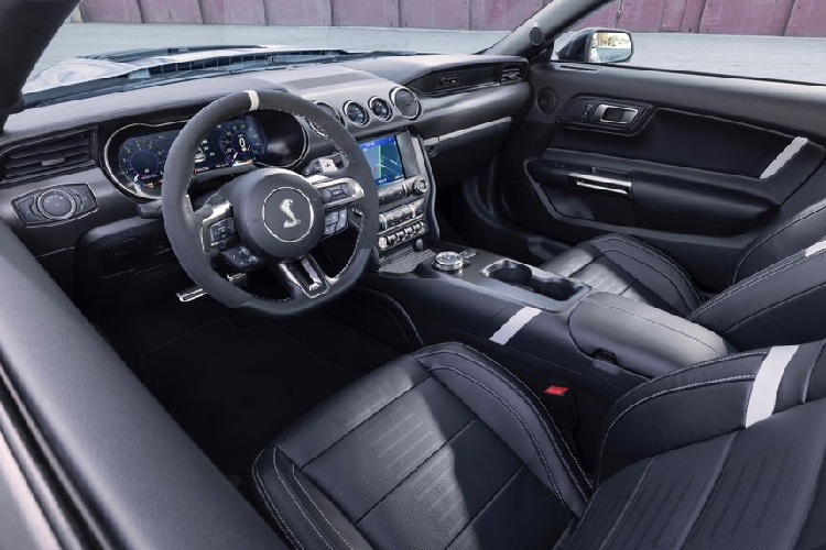 Một phiên bản Mustang Coastal mới dựa trên Mustang EcoBoost Premium cũng được thương hiệu Mỹ giới thiệu lần này. Với phiên bản này, xe sẽ nhận được một số tinh chỉnh về thiết kế ngoại thất, gồm: lưới tản nhiệt màu đen, cánh gió sau trên phiên bản mui cứng, bộ mâm đa chấu kích thước 19 inch và chữ ở bệ cửa có thể phát sáng. Chưa hết, Mustang Coastal còn cung cấp cho khách hàng đa dạng các tùy chọn màu sơn ngoại thất như: xanh Brittany Blue, cam Cyber Orange và đỏ Rapid Red.