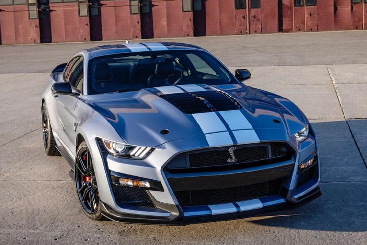 Ngoài ra, Ford cũng cung cấp cho khách hàng một tùy chọn màu sơn sọc khác là Absolute Black và nếu muốn sở hữu phần sọc được sơn thủ công, khách hàng phải chi số tiền đến 12.140 USD (khoảng 274 triệu đồng).