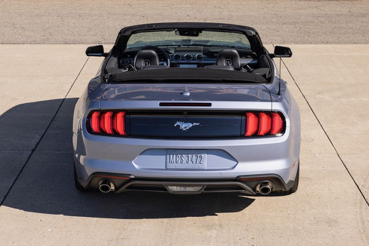 Giá xe Ford Mustang GT500 2022 có mức khởi điểm từ 73.465 USD (khoảng 1,66 tỷ đồng) và tăng thêm 2.140 USD (khoảng 48 triệu đồng) với Mustang Shelby GT500 Heritage Edition.