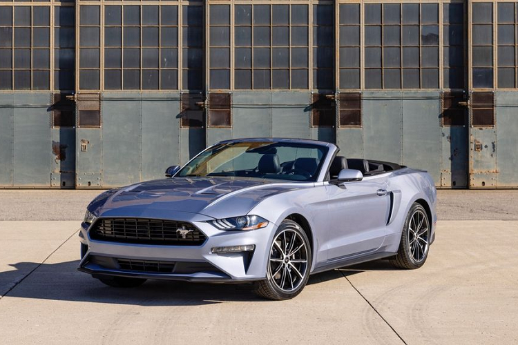 Trong khi đó, Mustang EcoBoost Premium 2022 có giá khởi điểm 32.225 USD (khoảng 729 triệu đồng) và phiên bản Coastal cộng thêm 1.995 USD (tương đương 45 triệu đồng).