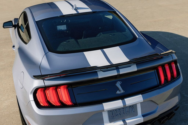 Sức mạnh của Mustang EcoBoost Premium đến từ khối động cơ EcoBoost 4 xy-lanh, dung tích 2.3L, sản sinh công suất 310 mã lực và mô-men xoắn 475 Nm, kết hợp hộp số SelectShift 10 cấp.