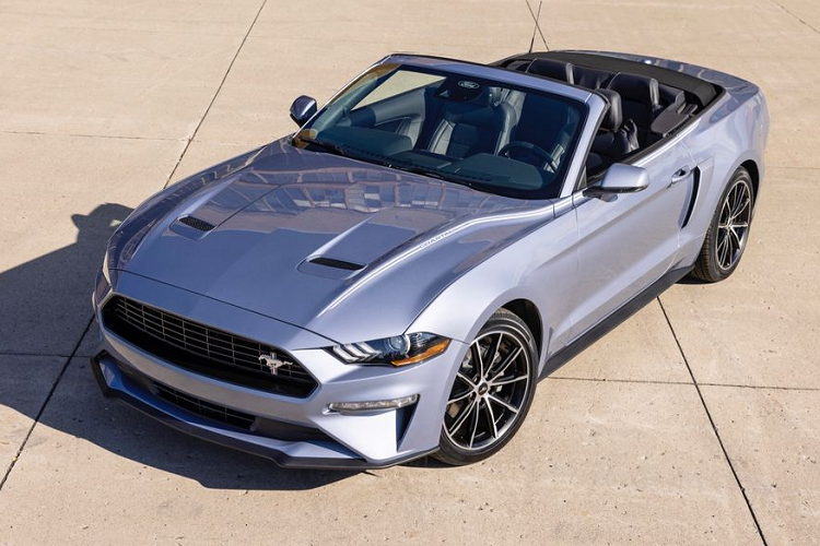 Về truyền động, Mustang Shelby GT500 2022 sở hữu động cơ V8, dung tích 5.2L, siêu nạp, làm mát bằng dung dịch, sản sinh công suất 760 mã lực và mô-men xoắn cực đại 847 Nm. Sức mạnh được truyền đến bánh xe thông qua hộp số ly hợp kép 7 cấp.