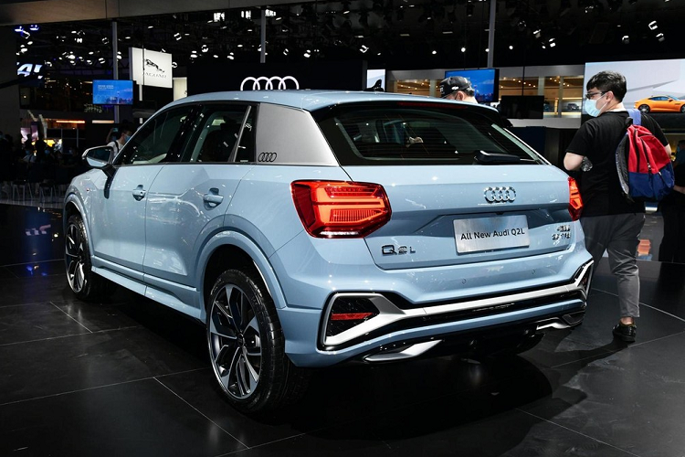 Riêng phiên bản RS của Audi Q2L 2022 sẽ có những chi tiết như lưới tản nhiệt, cản trước và cản sau được thiết kế hầm hố hơn các bản còn lại. Thêm vào đó là ốp vỏ gương ngoại thất màu bạc và màu sơn ngoại thất xám dành riêng cho bản RS.
