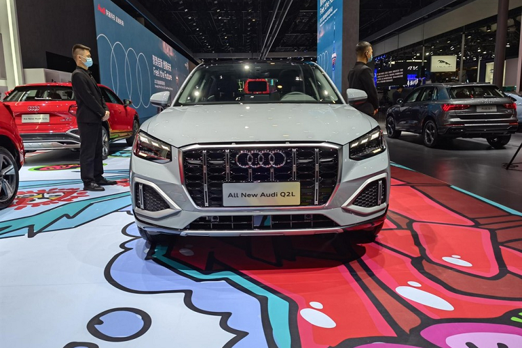 Những chi tiết thiết kế còn lại của Audi Q2L Wang Yibo Edition không có gì khác với bản thường. Bước sang phiên bản mới, mẫu SUV hạng sang này được trang bị lưới tản nhiệt đa giác đặc trưng của thương hiệu Audi. Lưới tản nhiệt có kích thước khá lớn đi kèm 6 nan nằm dọc bên trong và viền màu bạc xung quanh.