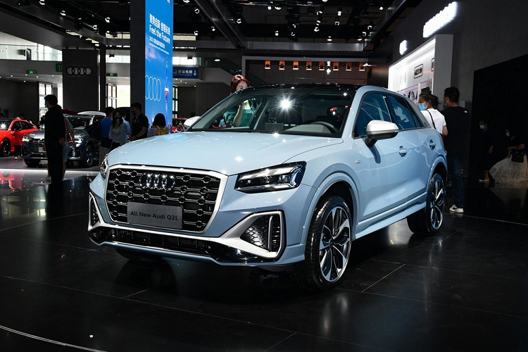 Thuộc phân khúc SUV hạng sang cỡ nhỏ, Audi Q2L 2022 dành cho thị trường Trung Quốc sở hữu chiều dài 4.257 mm, chiều rộng 1.785 mm, chiều cao 1.547 mm và chiều dài cơ sở 2.628 mm. Bên trong Audi Q2L 2022 vẫn là không gian nội thất 5 chỗ như trước. Nội thất của xe được bọc da màu ghi xám khá sang trọng và thanh lịch. Ngoài ra, một số chi tiết trong nội thất còn có vân sợi carbon để tăng vẻ thể thao.