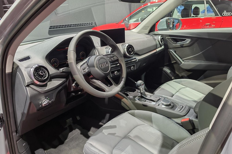 Trong khi đó, bộ vành hợp phim phối 2 màu và nẹp thân xe mang đến vẻ mạnh mẽ cho mẫu SUV hạng sang cỡ nhỏ này. Tương tự đầu xe, phần đuôi xe cũng có có khe gió giả hình đầu mũi tên, tích hợp dải đèn phản quang. Cản sau với nẹp màu bạc cũng tạo điểm nhấn cho mẫu xe này khi nhìn từ đằng sau.