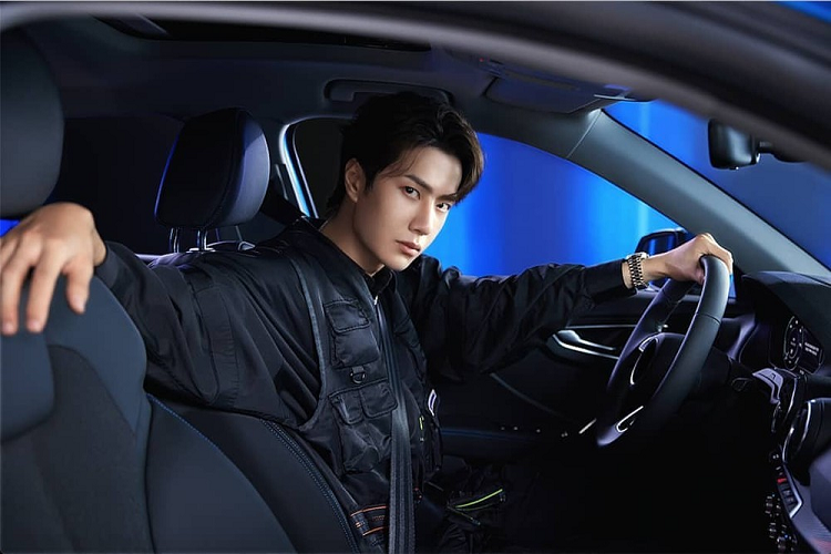 Năm nay 24 tuổi, Vương Nhất Bác là thành viên của ban nhạc nam Hàn Quốc UNIQ. Ngoài ra, ngôi sao trẻ này còn tham gia một số bộ phim như "Trần Tình Lệnh", "Băng Vũ Hỏa", "Phong khởi Lạc Dương" hay "Hữu Phỉ". Hiện Vương Nhất Bác đang là đại sứ thương hiệu của dòng xe Audi Q2L tại Trung Quốc.