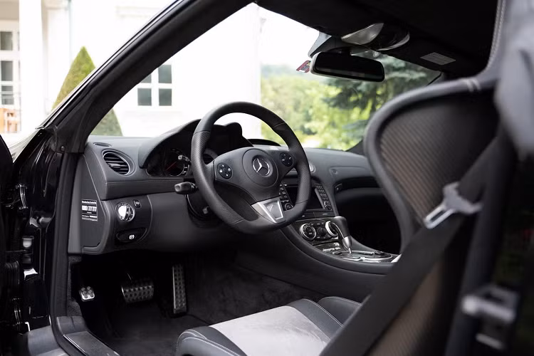 Ông Toto Wolff đã thanh toán đầy đủ các loại thuế của chiếc xe này và sẵn sàng bán cho người khác. Những ai muốn sở hữu mẫu xe này có thể liên hệ trực tiếp với Toto Wolff để biết thông tin giá xe Mercedes-Benz SL65 AMG Black Series. 