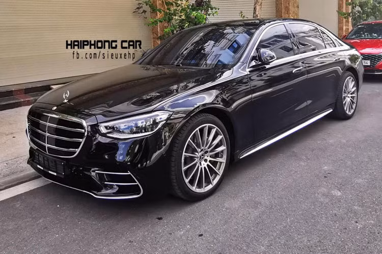 Đã có ít nhất 2 chiếc sedan hạng sang Mercedes-Benz S500 2021 mới được nhìn thấy xuất hiện ở Việt Nam, trong đó, chiếc thứ 2 và cũng là tiên về Hải Phòng sở hữu ngoại thất màu đen, khác biệt so với chiếc Mercedes-Benz S500 2021 đầu tiên về nước mang màu trắng.